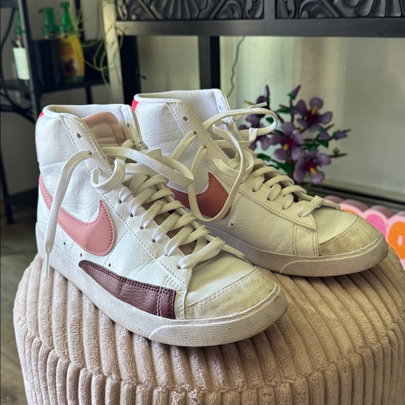 Nike Women’s Blazers Mid ‘77
White and Pink High-Top sneakers - Picture 1 of 7